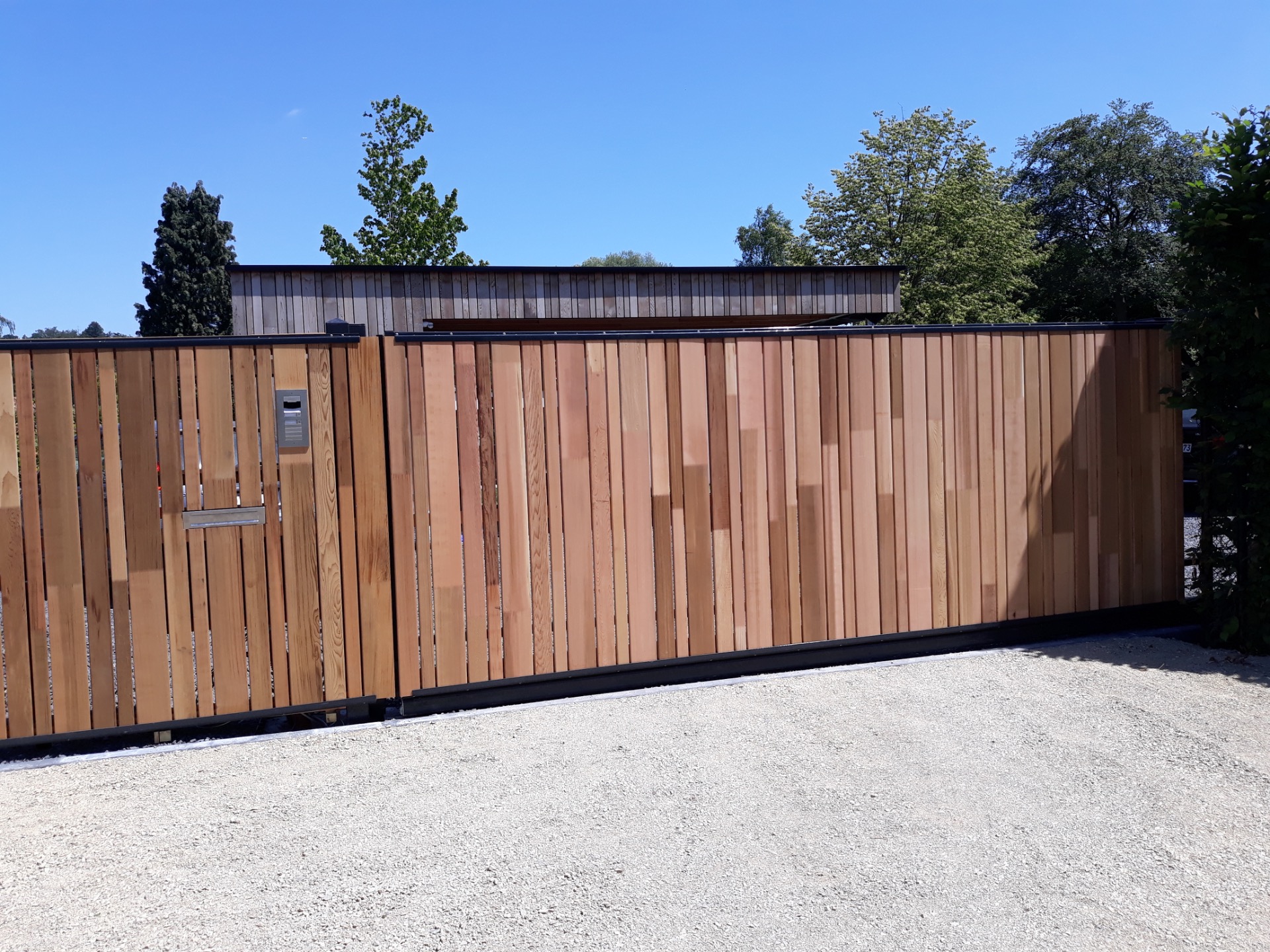 Portail coulissant autoportant en métal et cèdre